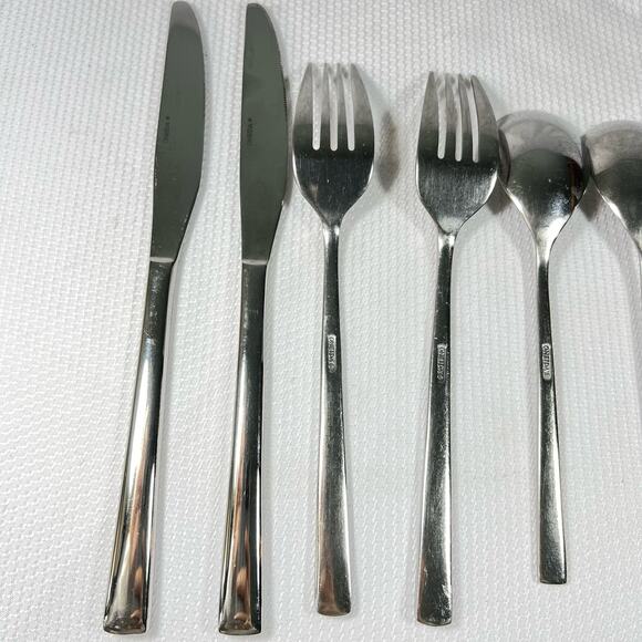 Oneida Etta Piece Everyday Flatware Set - Picture 2 of 13